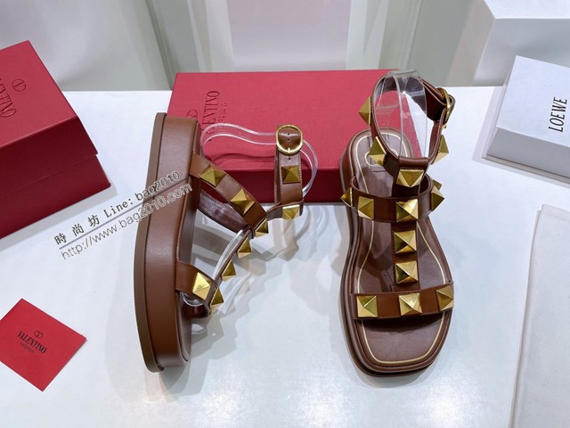 Valentino專櫃新款休閒時尚拖鞋 華倫天奴22春夏爆款系列松糕厚底釘扣沙灘涼拖鞋 dx3493